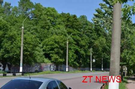 Внаслідок сильних злив в Житомирі відбуваються руйнування асфальтового покриття