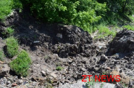 Внаслідок сильних злив в Житомирі відбуваються руйнування асфальтового покриття