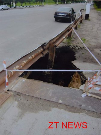 Внаслідок сильних злив в Житомирі відбуваються руйнування асфальтового покриття