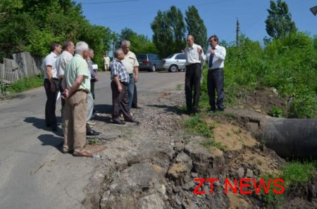 Внаслідок сильних злив в Житомирі відбуваються руйнування асфальтового покриття