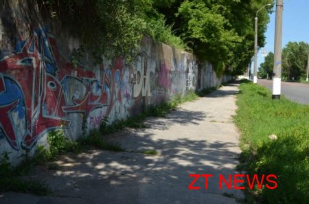 Внаслідок сильних злив в Житомирі відбуваються руйнування асфальтового покриття