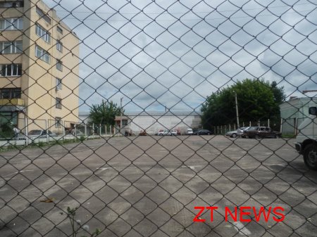 15 червня представники міської влади повісили замки на ворота автостоянки по вул. Шевченко 18 ВІДЕО