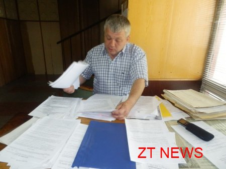 Власник стоянки по вул. Шевченка 18 Санніков вважає, що на території біля ЗАГсу знаходиться законно ВІДЕО