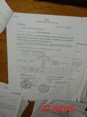 Власник стоянки по вул. Шевченка 18 Санніков вважає, що на території біля ЗАГсу знаходиться законно ВІДЕО