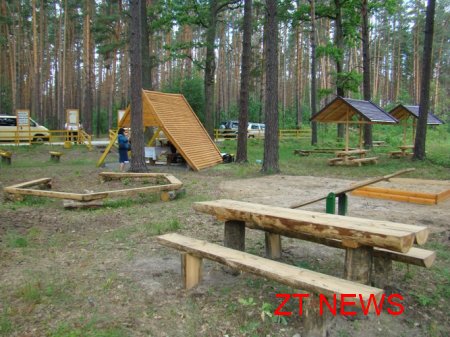 Відпочинок в лісі на Житомирщині стає комфортнішим завдяки новим майданчикам для відпочинку