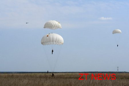На Житомирщині більше сотні солдатів виконали свій перший стрибок з парашуту