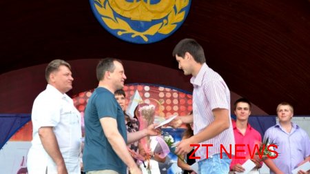 Кращі студенти ВНЗ м. Житомира в День молоді отримали стипендії міського голови
