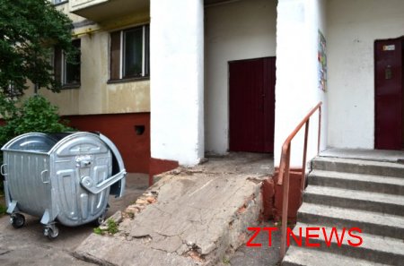 Житомирський міський голова Володимир Дебой знову зустрівся з мешканцями будинку по вул. Київській, 74, щоб перевірити виконану роботу