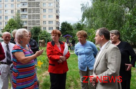 Житомирський міський голова Володимир Дебой знову зустрівся з мешканцями будинку по вул. Київській, 74, щоб перевірити виконану роботу