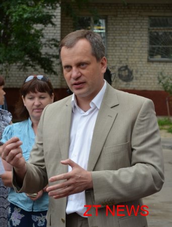 Житомирський міський голова Володимир Дебой знову зустрівся з мешканцями будинку по вул. Київській, 74, щоб перевірити виконану роботу