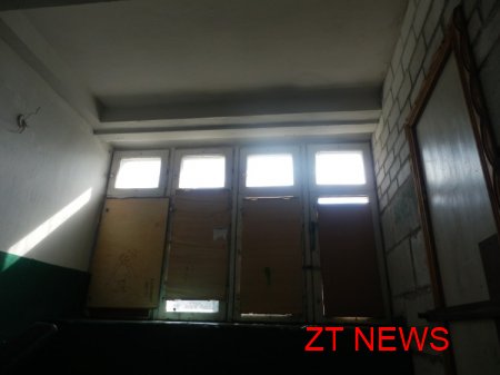 Після кожного дощу мешканці 9-типоверхівки у Житомирі за адресою Максютова 5 ризикують власним життям