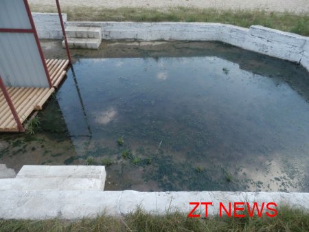 В гідропарку зробили душові кабіни, але забули провести до них каналізацію