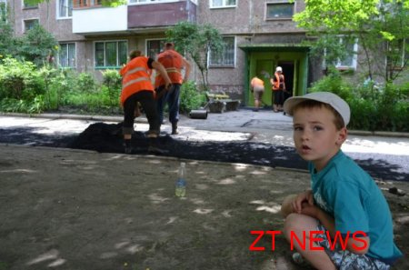В житомирських дворах почали латати асфальт