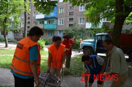 В житомирських дворах почали латати асфальт