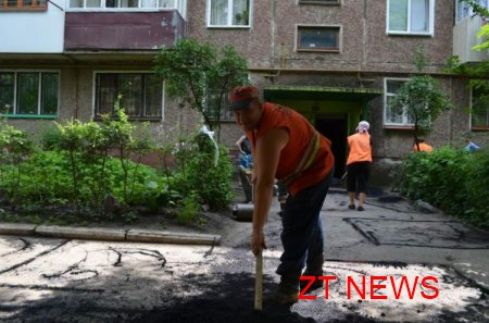 В житомирських дворах почали латати асфальт