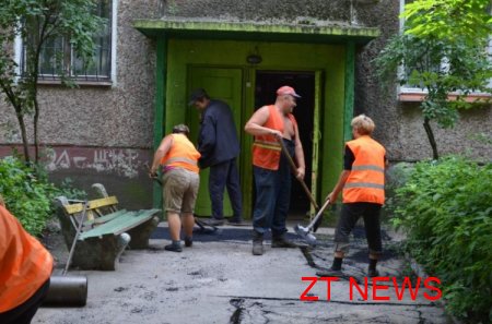 В житомирських дворах почали латати асфальт