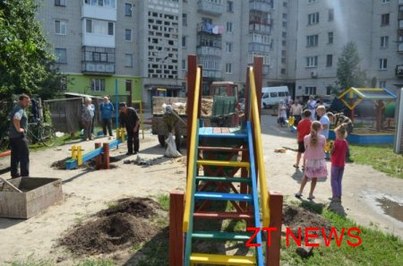 В Житомирі нарешті почали встановлювати нові дитячі майданчики