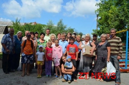 В Житомирі нарешті почали встановлювати нові дитячі майданчики