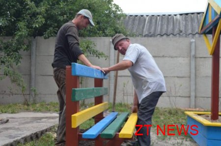 В Житомирі нарешті почали встановлювати нові дитячі майданчики