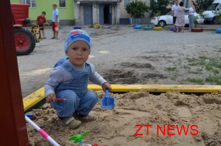 В Житомирі нарешті почали встановлювати нові дитячі майданчики