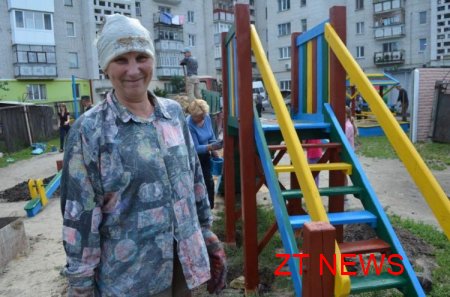 В Житомирі нарешті почали встановлювати нові дитячі майданчики