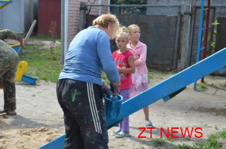 В Житомирі нарешті почали встановлювати нові дитячі майданчики