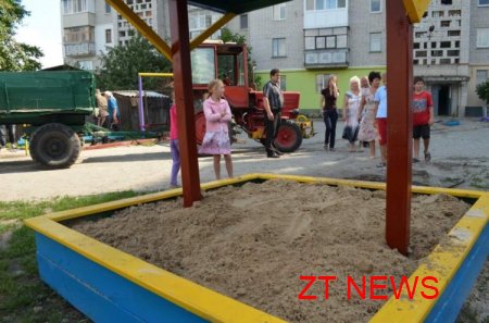 В Житомирі нарешті почали встановлювати нові дитячі майданчики