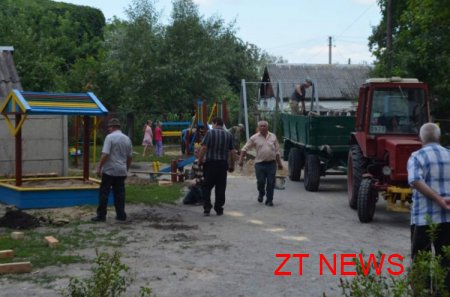 В Житомирі нарешті почали встановлювати нові дитячі майданчики