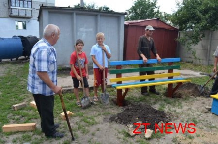 В Житомирі нарешті почали встановлювати нові дитячі майданчики