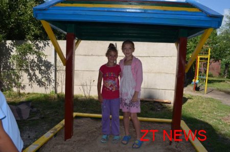 В Житомирі нарешті почали встановлювати нові дитячі майданчики