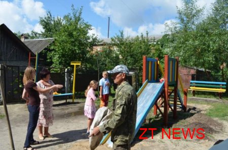 В Житомирі нарешті почали встановлювати нові дитячі майданчики