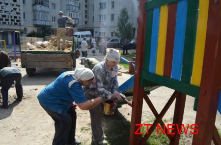 В Житомирі нарешті почали встановлювати нові дитячі майданчики