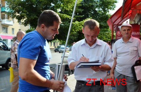 У Житомирі демонтували незаконно встановлені рекламоносії однієї з політичних партій