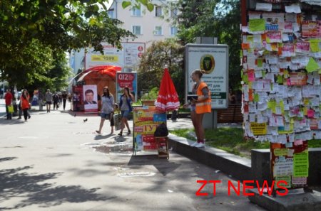 У Житомирі демонтували незаконно встановлені рекламоносії однієї з політичних партій