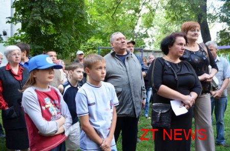 18 липня по вул. Кафедральній, 6 вперше за 50 років встановлено дитячий майданчик