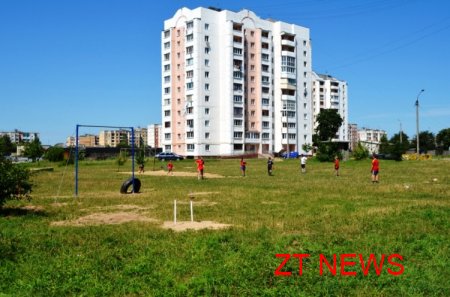 Міський голова Житомира пообіцяв дітям встановити спортивний майданчик із футбольним полем