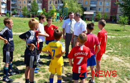 Міський голова Житомира пообіцяв дітям встановити спортивний майданчик із футбольним полем