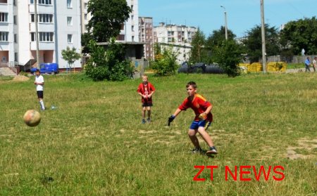Міський голова Житомира пообіцяв дітям встановити спортивний майданчик із футбольним полем
