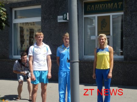 В Житомирі на площі Соборній урочисто підняли Державний та Олімпійський прапори України на честь відкриття ХХХ літніх Олімпійських ігор у Лондоні ВІДЕО