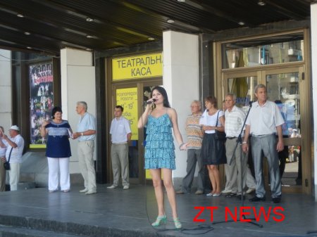 В Житомирі на площі Соборній урочисто підняли Державний та Олімпійський прапори України на честь відкриття ХХХ літніх Олімпійських ігор у Лондоні ВІДЕО