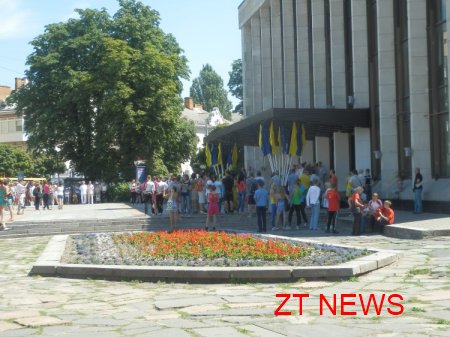 В Житомирі на площі Соборній урочисто підняли Державний та Олімпійський прапори України на честь відкриття ХХХ літніх Олімпійських ігор у Лондоні ВІДЕО