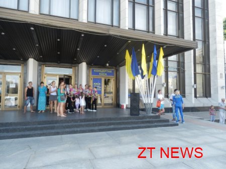 В Житомирі на площі Соборній урочисто підняли Державний та Олімпійський прапори України на честь відкриття ХХХ літніх Олімпійських ігор у Лондоні ВІДЕО