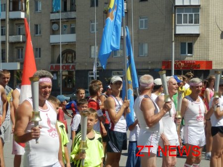 В Житомирі на площі Соборній урочисто підняли Державний та Олімпійський прапори України на честь відкриття ХХХ літніх Олімпійських ігор у Лондоні ВІДЕО