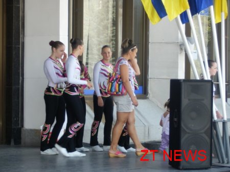 В Житомирі на площі Соборній урочисто підняли Державний та Олімпійський прапори України на честь відкриття ХХХ літніх Олімпійських ігор у Лондоні ВІДЕО