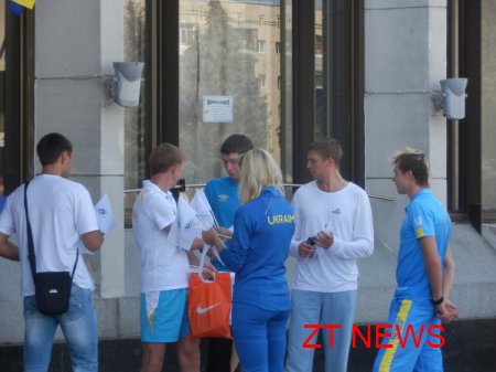 В Житомирі на площі Соборній урочисто підняли Державний та Олімпійський прапори України на честь відкриття ХХХ літніх Олімпійських ігор у Лондоні ВІДЕО