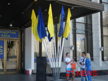 В Житомирі на площі Соборній урочисто підняли Державний та Олімпійський прапори України на честь відкриття ХХХ літніх Олімпійських ігор у Лондоні ВІДЕО