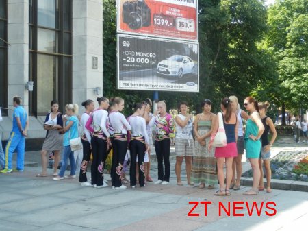 В Житомирі на площі Соборній урочисто підняли Державний та Олімпійський прапори України на честь відкриття ХХХ літніх Олімпійських ігор у Лондоні ВІДЕО