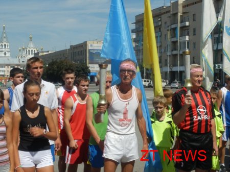 В Житомирі на площі Соборній урочисто підняли Державний та Олімпійський прапори України на честь відкриття ХХХ літніх Олімпійських ігор у Лондоні ВІДЕО