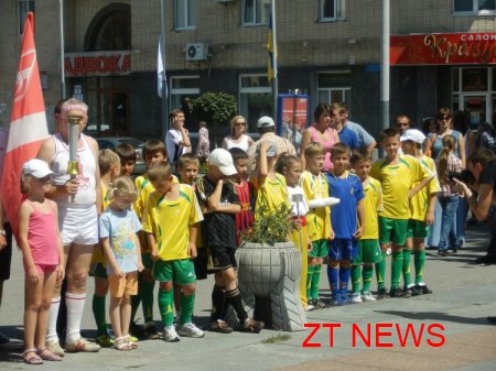 В Житомирі на площі Соборній урочисто підняли Державний та Олімпійський прапори України на честь відкриття ХХХ літніх Олімпійських ігор у Лондоні ВІДЕО