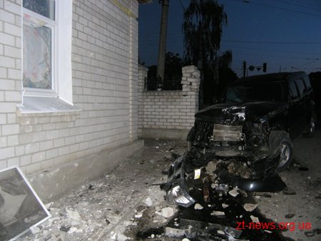 У Житомирі уночі нетверезий водій позашляховика зніс цегляний паркан приватного будинку У Житомирі уночі нетверезий водій позашляховика зніс цегляний паркан приватного будинку